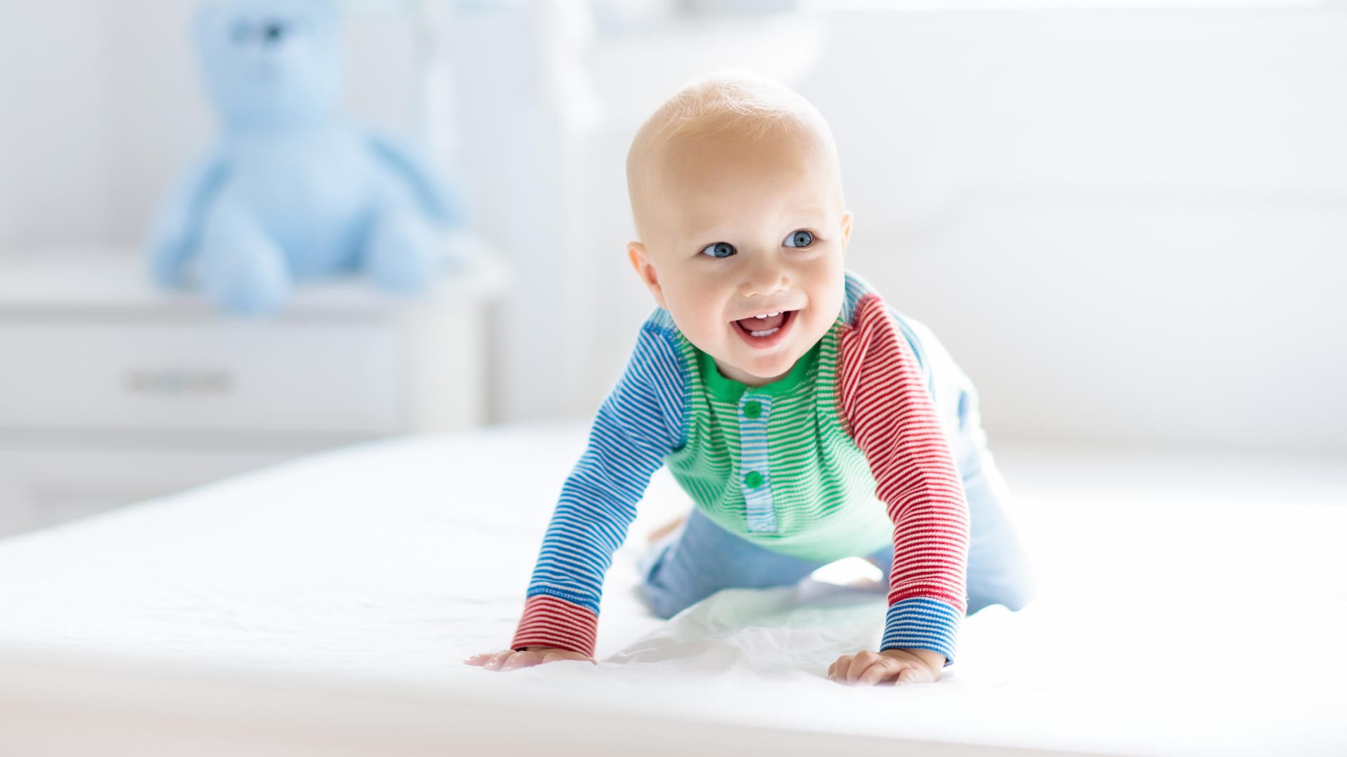 Ein Baby krabbelt auf dem Boden: Für die Stichprobe hat die Gesellschaft für deutsche Sprache Namen von zwölf Standesämtern in ganz Deutschland ausgewertet.