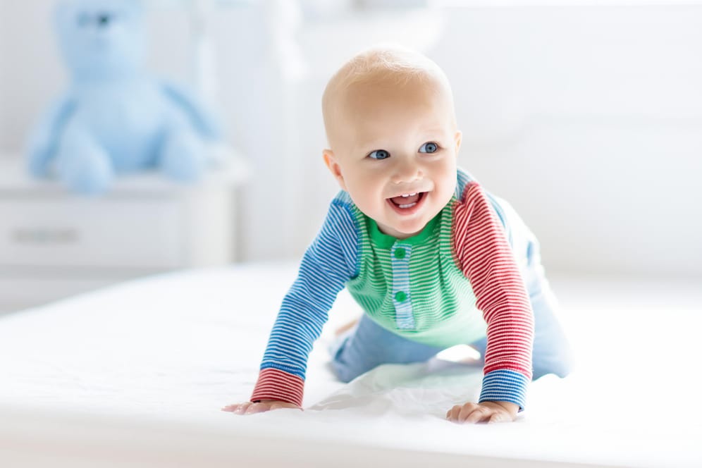 Ein Baby krabbelt auf dem Boden: Für die Stichprobe hat die Gesellschaft für deutsche Sprache Namen von zwölf Standesämtern in ganz Deutschland ausgewertet.