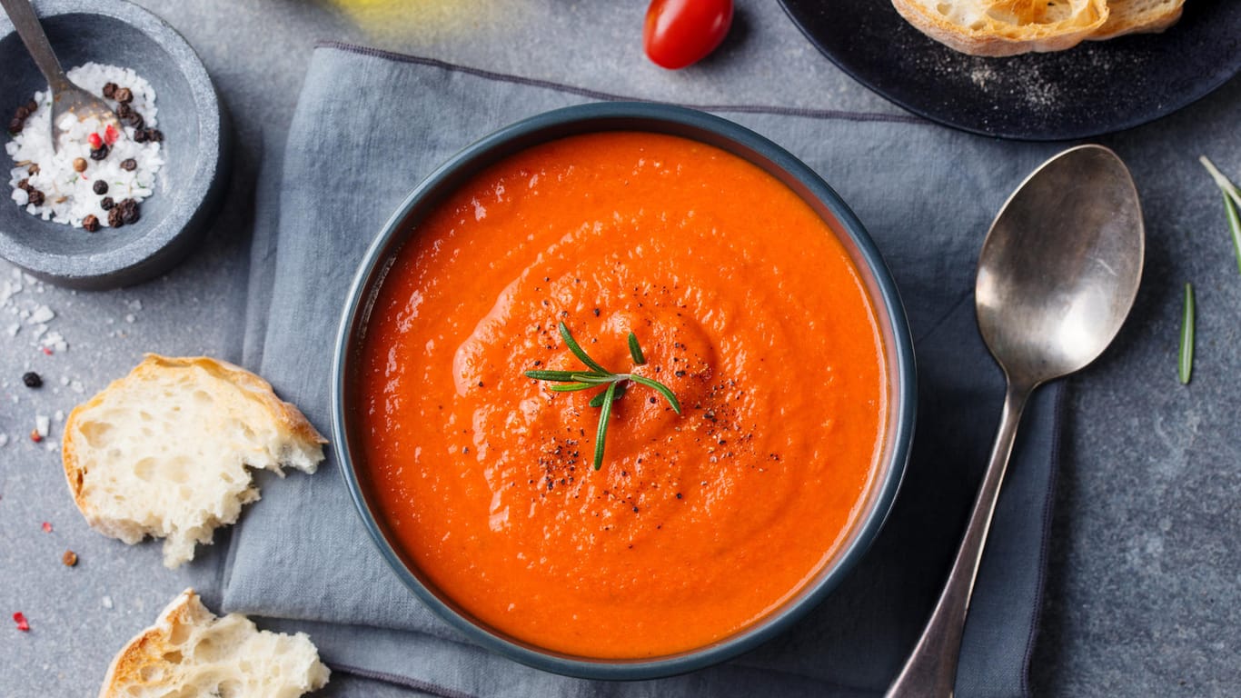 Tomatensuppe: Manch eine aus dem Kühlregal schmeckt wie frisch gekocht.