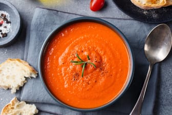 Tomatensuppe: Manch eine aus dem Kühlregal schmeckt wie frisch gekocht.