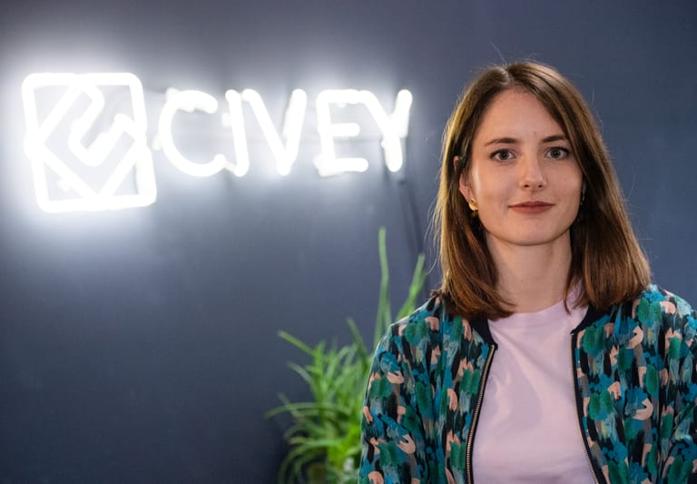 Janina Mütze, Mitgründerin des Meinungsforschungsinstituts Civey, steht in ihrem Büro.