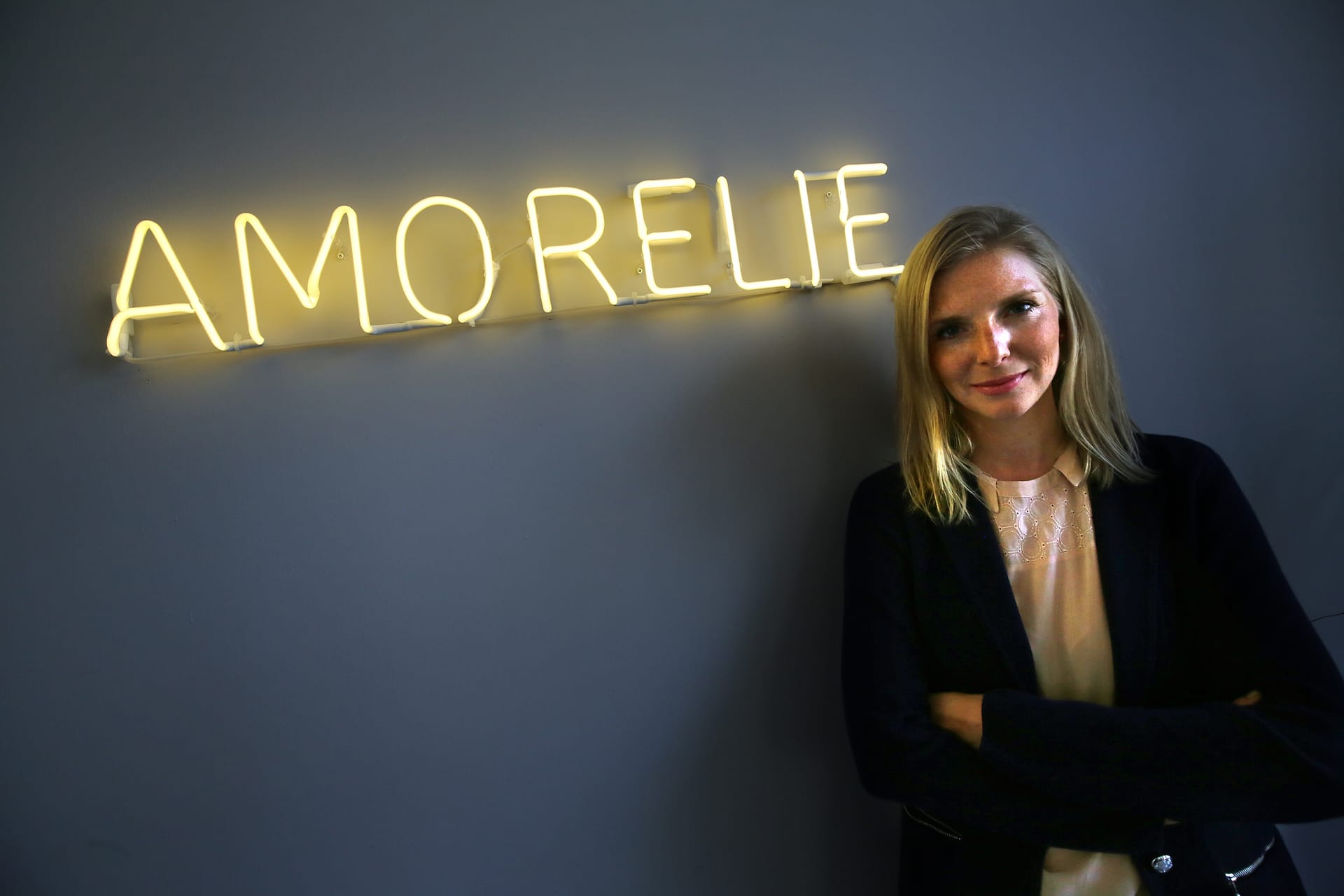 Die Gründerin der Firma Amorelie, Lea-Sophie Cramer, stehtin einem Konferenzraum ihrer Firma in Berlin.
