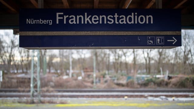 Die Richter sahen es als erwiesen an, dass die Angeklagten bei einem Streit auf dem S-Bahnsteig des Station "Frankenstadion" drei gleichaltrige Jugendliche ins Gleisbett stießen. Die Richter sahen es als erwiesen an, dass die Angeklagten bei einem Streit auf dem S-Bahnsteig des Station "Frankenstadion" drei gleichaltrige Jugendliche ins Gleisbett stießen.
