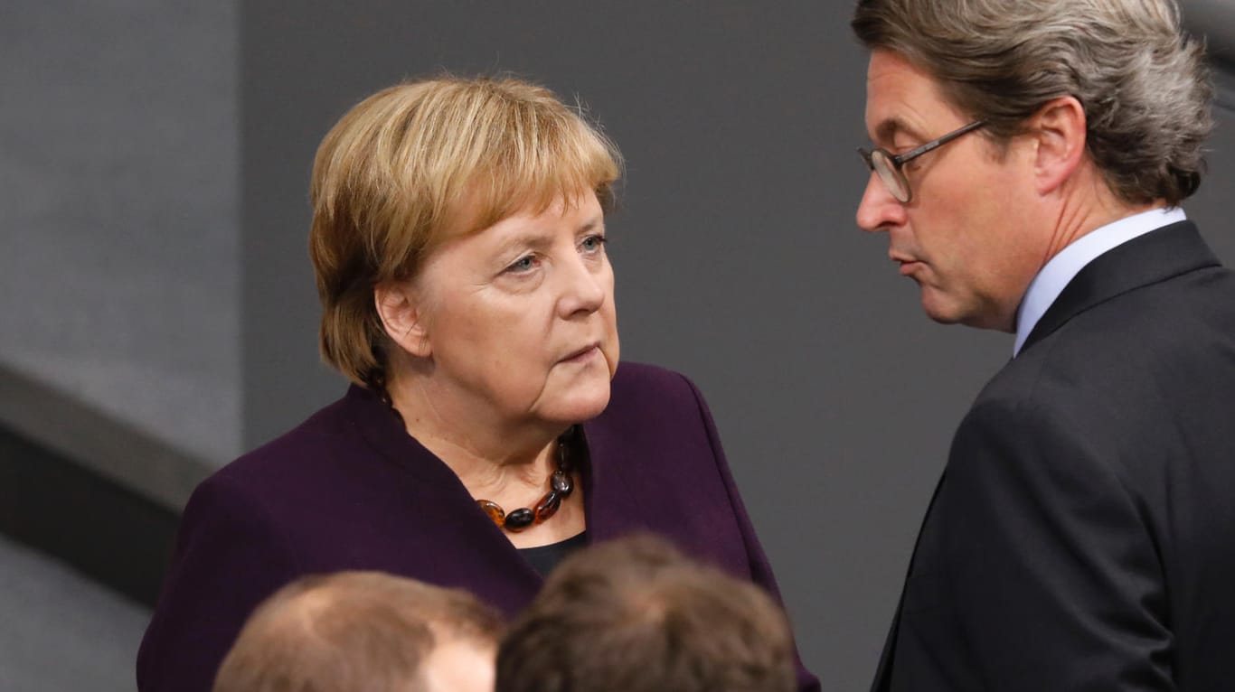 Angela Merkel und Andreas Scheuer im Bundestag (Archivbild): Die Kanzlerin hat ihren umstrittenen Verkehrsminister verteidigt.