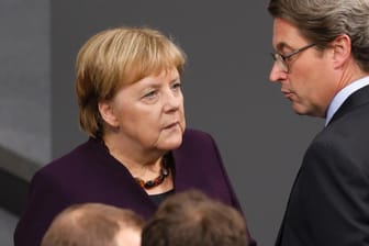 Angela Merkel und Andreas Scheuer im Bundestag (Archivbild): Die Kanzlerin hat ihren umstrittenen Verkehrsminister verteidigt.