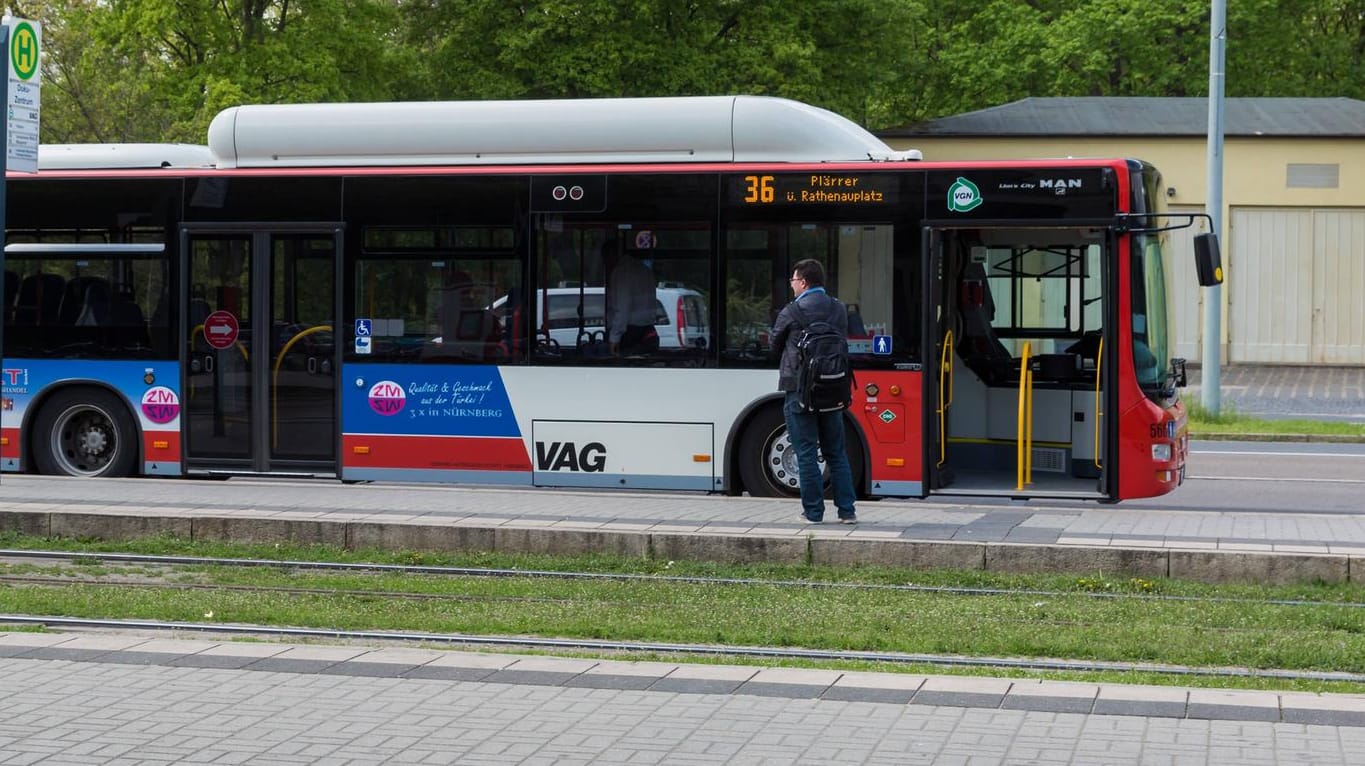 Ein Bus steht an einer Bushaltestelle: Zu Weihnachten überraschte die VAG ihre Fahrgäste mit einer Aktion.