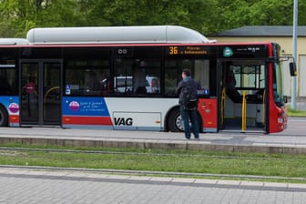 Ein Bus steht an einer Bushaltestelle: Zu Weihnachten überraschte die VAG ihre Fahrgäste mit einer Aktion.