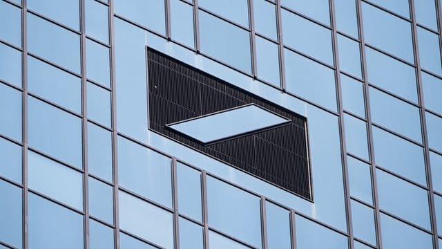Das Logo der Deutschen Bank an der Firmenzentrale des Bankhauses Das Logo der Deutschen Bank an der Firmenzentrale des Bankhauses