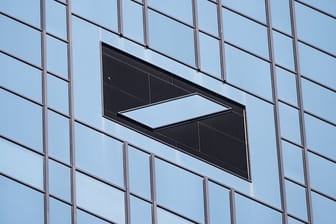 Das Logo der Deutschen Bank an der Firmenzentrale des Bankhauses