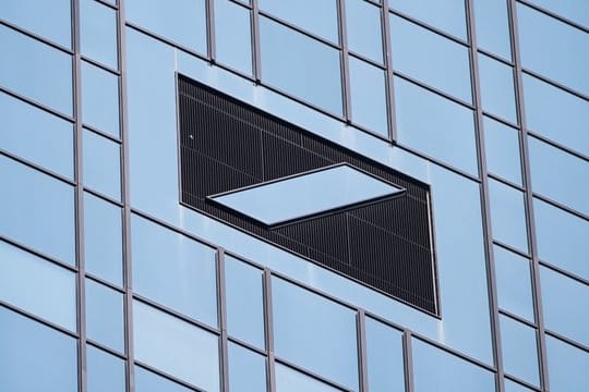 Das Logo der Deutschen Bank an der Firmenzentrale des Bankhauses Das Logo der Deutschen Bank an der Firmenzentrale des Bankhauses
