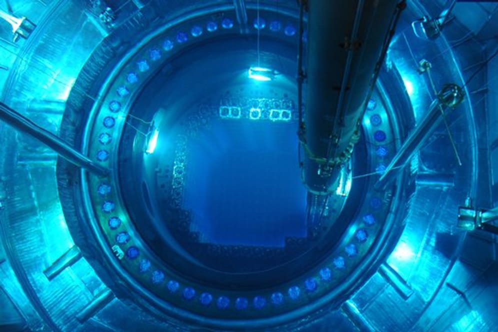 Blick in den geöffneten Reaktordruckbehälter im Atomkraftwerk Isar 2.
