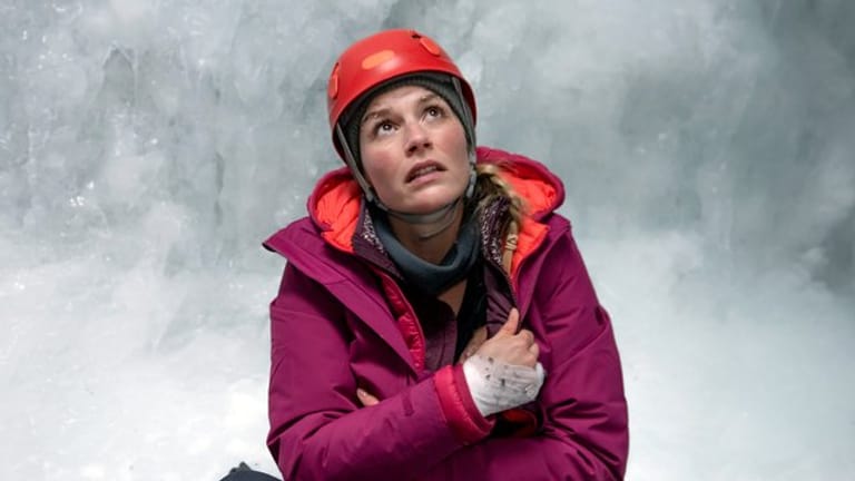 Julia Berger (Mirka Pigulla) - gefangen in der Gletscherspalte.