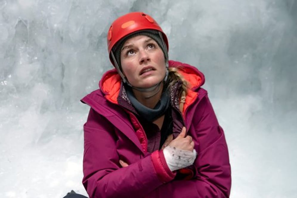 Julia Berger (Mirka Pigulla) - gefangen in der Gletscherspalte.