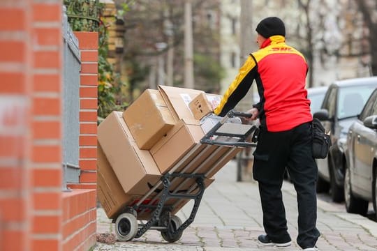 Die Deutsche Post DHL erhöht zum 1. Die Deutsche Post DHL erhöht zum 1.