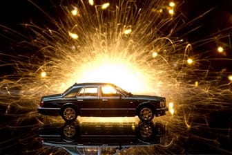 Feuerwerk und Autos, das geht oft nicht gut zusammen.