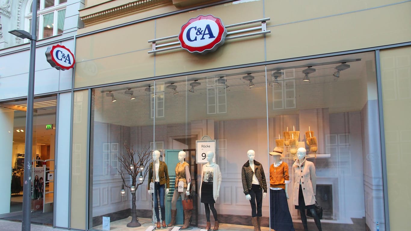 Eine C&A-Filiale in Lübeck: Der Modehändler plant ein Restrukturierungsprogramm.