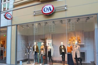 Eine C&A-Filiale in Lübeck: Der Modehändler plant ein Restrukturierungsprogramm.