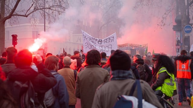 Nach wie vor gehen in Frankreich Demonstranten gegen die Rentenreform auf die Straße. Nach wie vor gehen in Frankreich Demonstranten gegen die Rentenreform auf die Straße.
