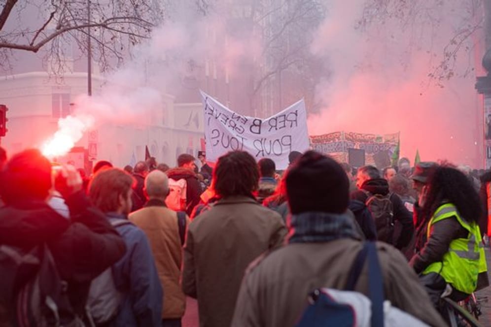 Nach wie vor gehen in Frankreich Demonstranten gegen die Rentenreform auf die Straße.
