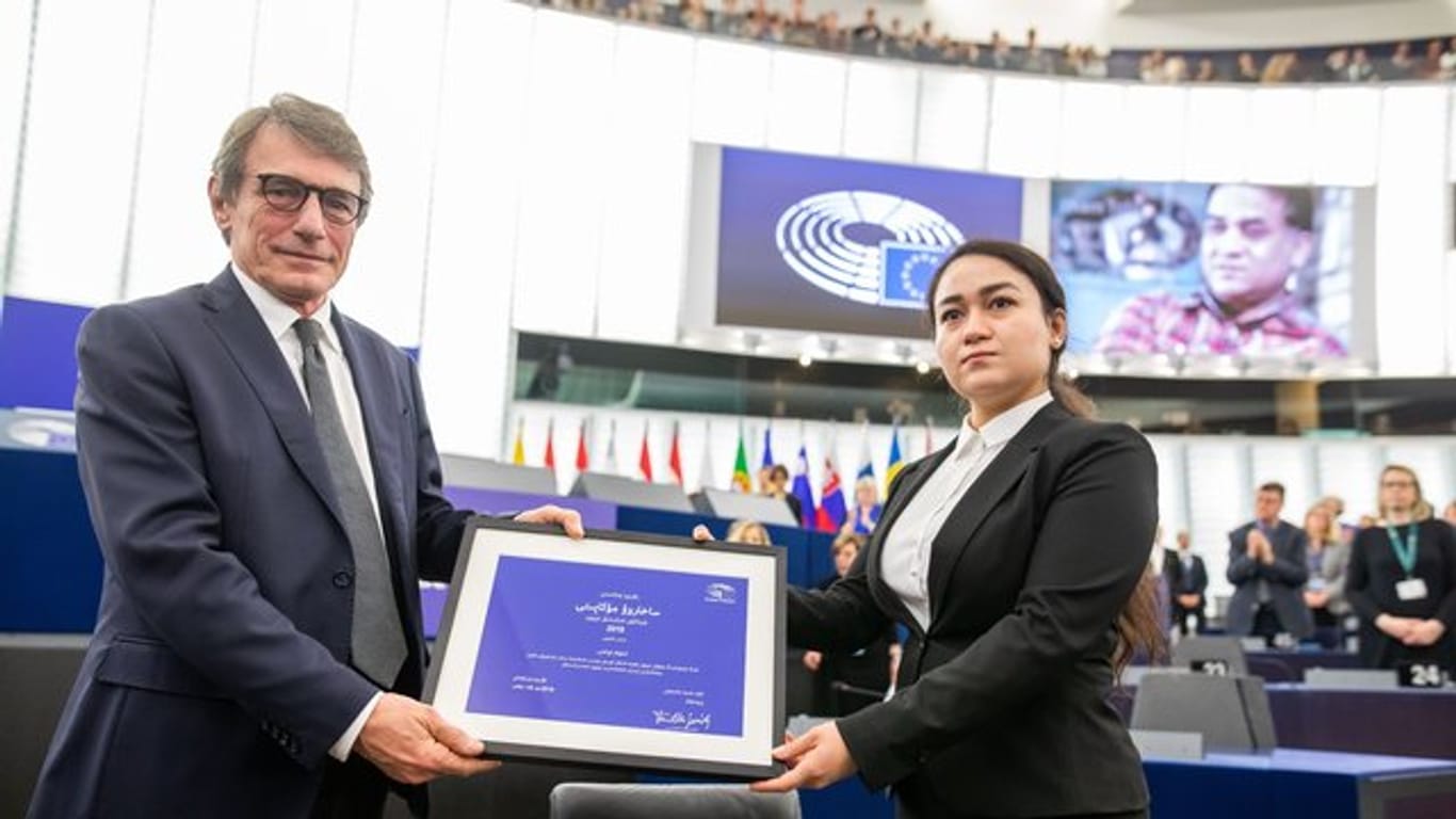 Jewher Ilham nimmt für ihren Vater den Sacharow-Preis aus den Händen des Präsidenten des Europäischen Parlaments, David Sassoli, entgegen.