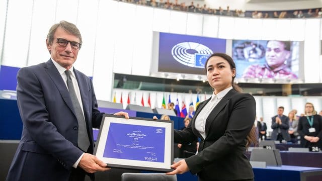 Jewher Ilham nimmt für ihren Vater den Sacharow-Preis aus den Händen des Präsidenten des Europäischen Parlaments, David Sassoli, entgegen. Jewher Ilham nimmt für ihren Vater den Sacharow-Preis aus den Händen des Präsidenten des Europäischen Parlaments, David Sassoli, entgegen.
