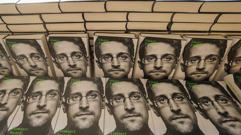 Exemplare von Edward Snowdens Buch "Permanent Record" in einem Geschäft in Berlin.