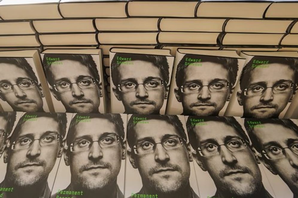 Exemplare von Edward Snowdens Buch "Permanent Record" in einem Geschäft in Berlin.