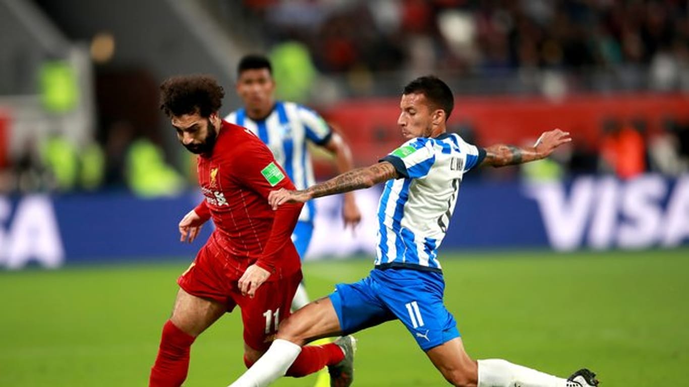 Mohamed Salah (l) zog mit dem FC Liverpool nach dem Sieg gegen CF Monterry ins Finale der Club-WM ein.