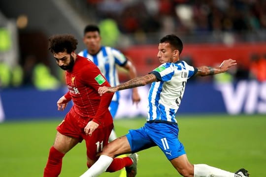 Mohamed Salah (l) zog mit dem FC Liverpool nach dem Sieg gegen CF Monterry ins Finale der Club-WM ein.