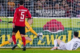Mit seinem 221 Bundesliga-Tor brachte Robert Lewandowski (r) den FC Bayern in Freiburg in Führung.