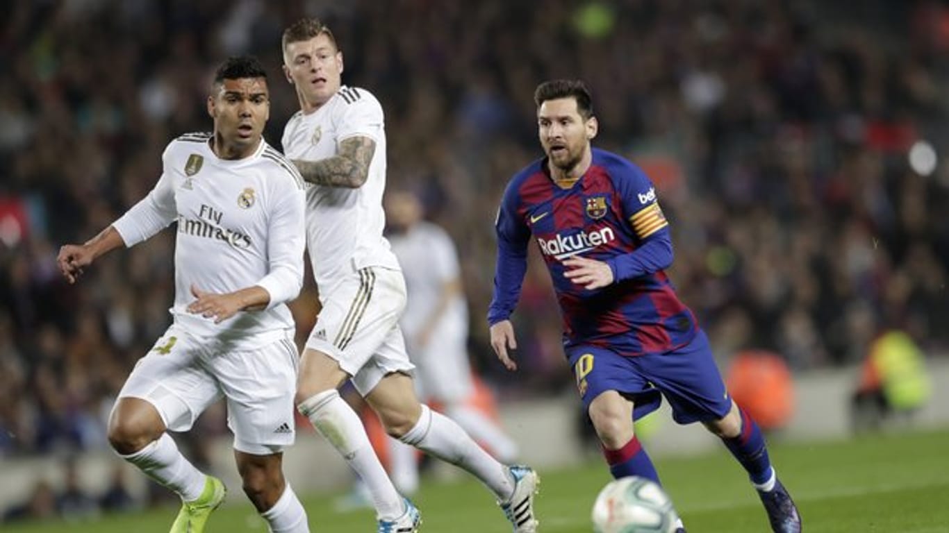 Weiße Überzahl: Barcas Lionel Messi (r) sieht sich Casemiro (l) und Toni Kroos gegenüber.