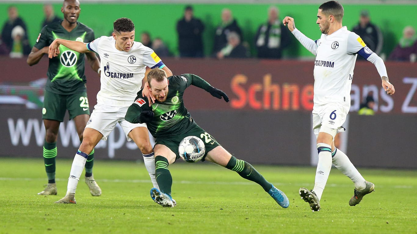 Umkämpfte Partie: Wolfsburgs Arnold (M.) gegen Schalkes Harit.