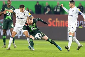 Umkämpfte Partie: Wolfsburgs Arnold (M.) gegen Schalkes Harit.