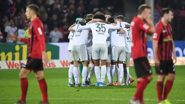 Durch zwei später Tore kam der FC Bayern zum Sieg beim FC Freiburg.