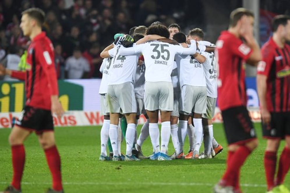 Durch zwei später Tore kam der FC Bayern zum Sieg beim FC Freiburg.