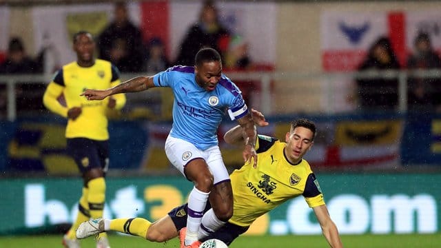 ManCity-Profi Raheem Sterling zieht an Oxfords Alejandro Rodriguez Gorrin vorbei. ManCity-Profi Raheem Sterling zieht an Oxfords Alejandro Rodriguez Gorrin vorbei.