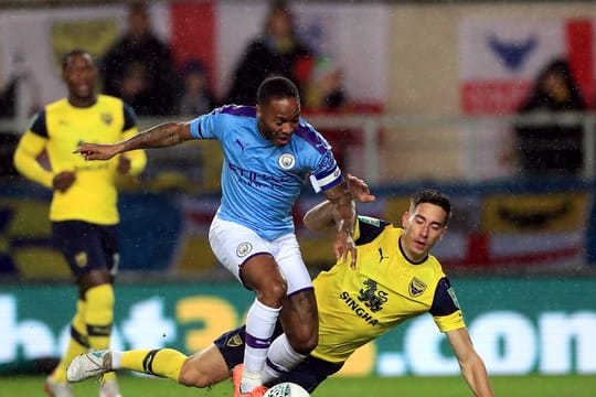 ManCity-Profi Raheem Sterling zieht an Oxfords Alejandro Rodriguez Gorrin vorbei.