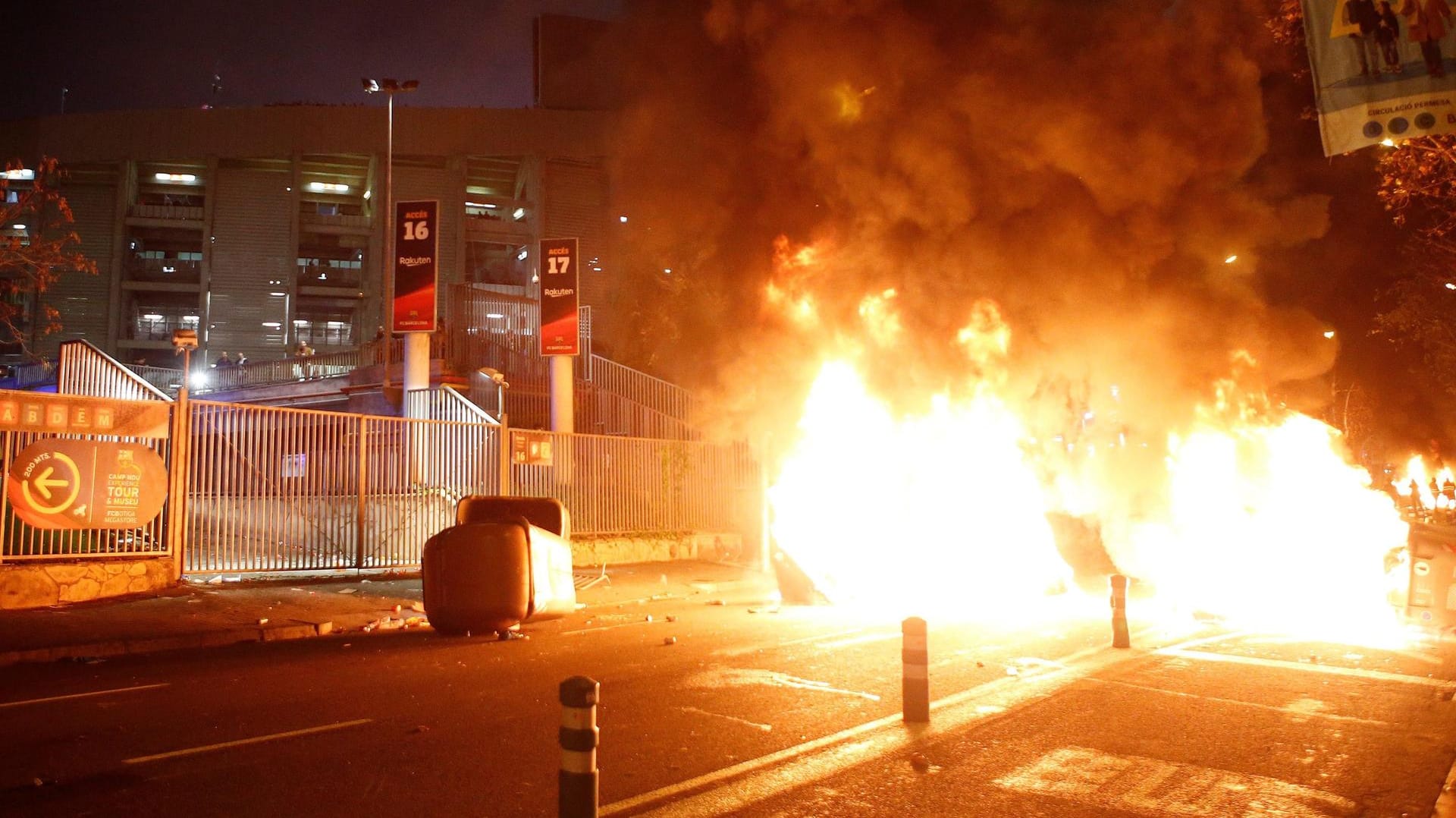 Aus dem Ruder gelaufen: Brennende Container am Rande der Proteste um das Camp Nou. Aus dem Ruder gelaufen: Brennende Container am Rande der Proteste um das Camp Nou.