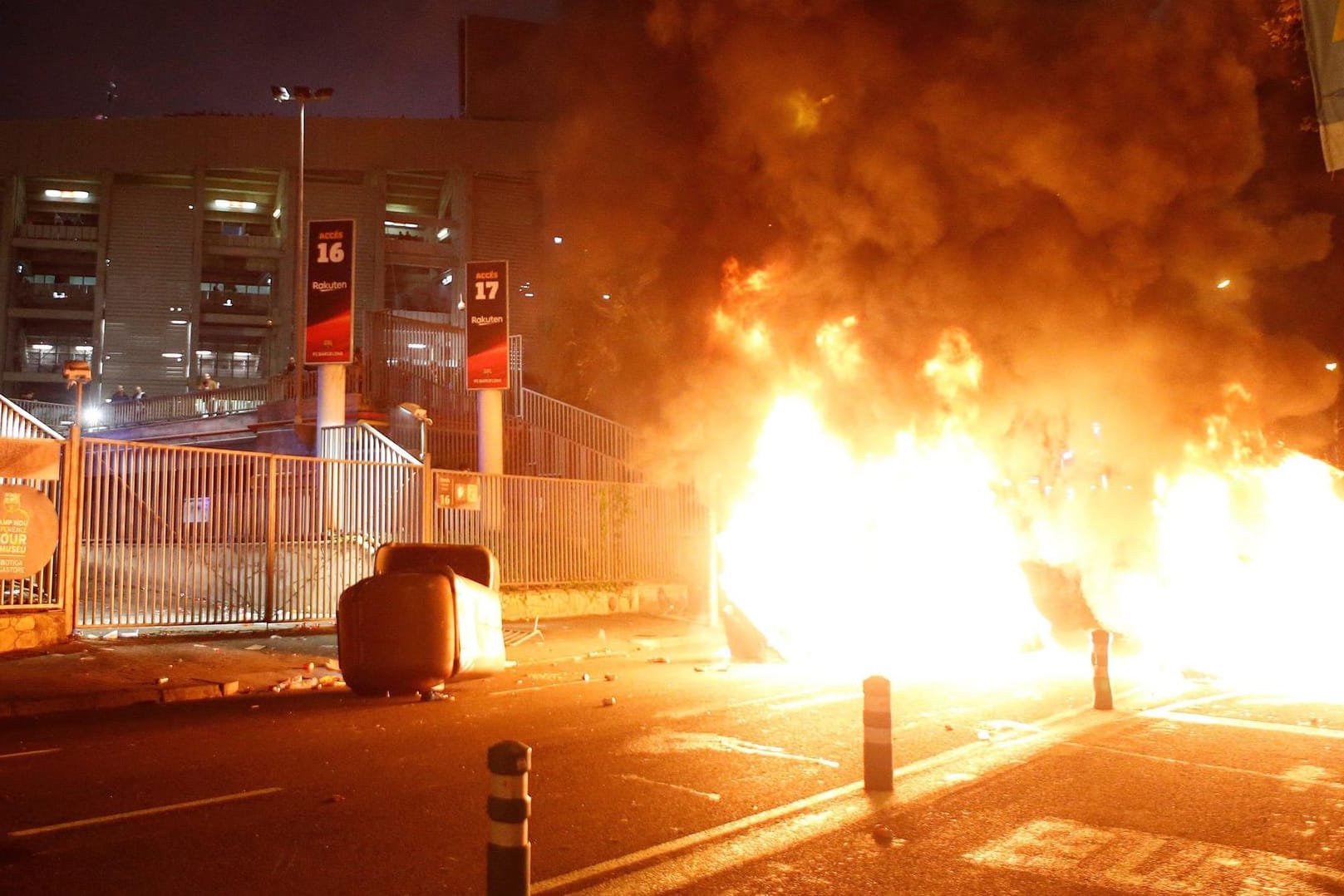 Aus dem Ruder gelaufen: Brennende Container am Rande der Proteste um das Camp Nou.