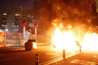 Aus dem Ruder gelaufen: Brennende Container am Rande der Proteste um das Camp Nou.
