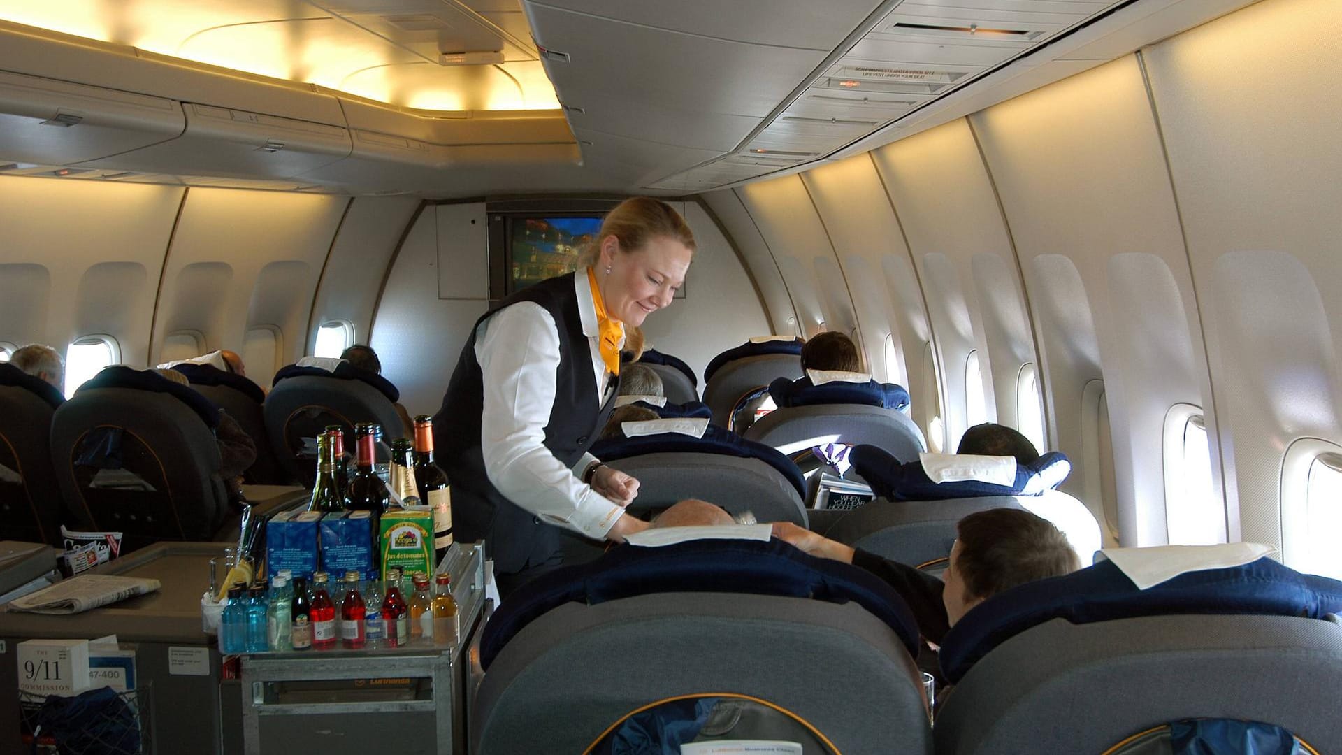 Service an Bord einer Lufthansa-Maschine: Verdi fordert eine Absicherung der Mitarbeiter beim bevorstehenden Verkauf der Lufthansa-Tochter LSG. Service an Bord einer Lufthansa-Maschine: Verdi fordert eine Absicherung der Mitarbeiter beim bevorstehenden Verkauf der Lufthansa-Tochter LSG.