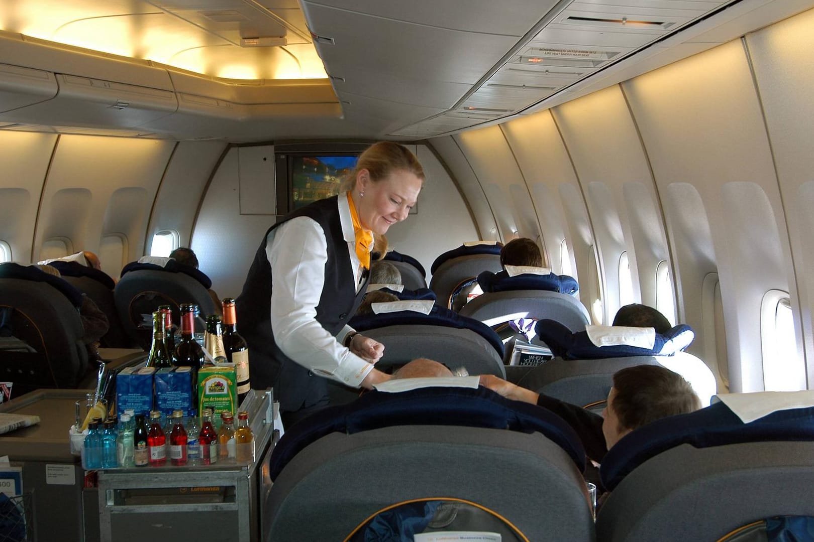 Service an Bord einer Lufthansa-Maschine: Verdi fordert eine Absicherung der Mitarbeiter beim bevorstehenden Verkauf der Lufthansa-Tochter LSG. Service an Bord einer Lufthansa-Maschine: Verdi fordert eine Absicherung der Mitarbeiter beim bevorstehenden Verkauf der Lufthansa-Tochter LSG.