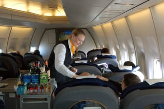 Service an Bord einer Lufthansa-Maschine: Verdi fordert eine Absicherung der Mitarbeiter beim bevorstehenden Verkauf der Lufthansa-Tochter LSG.