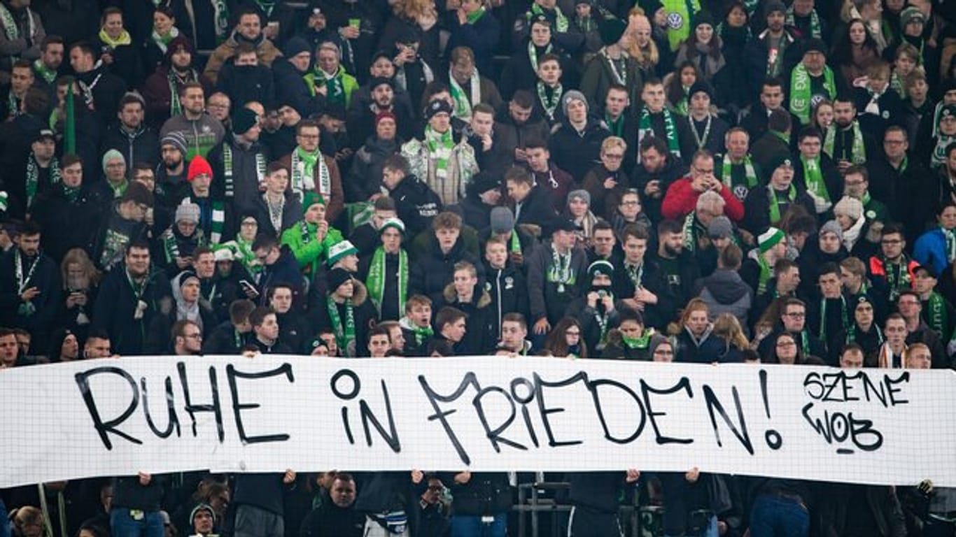 Wolfsburg-Fans gedenken dem verstorbenen Schalke-Fan.