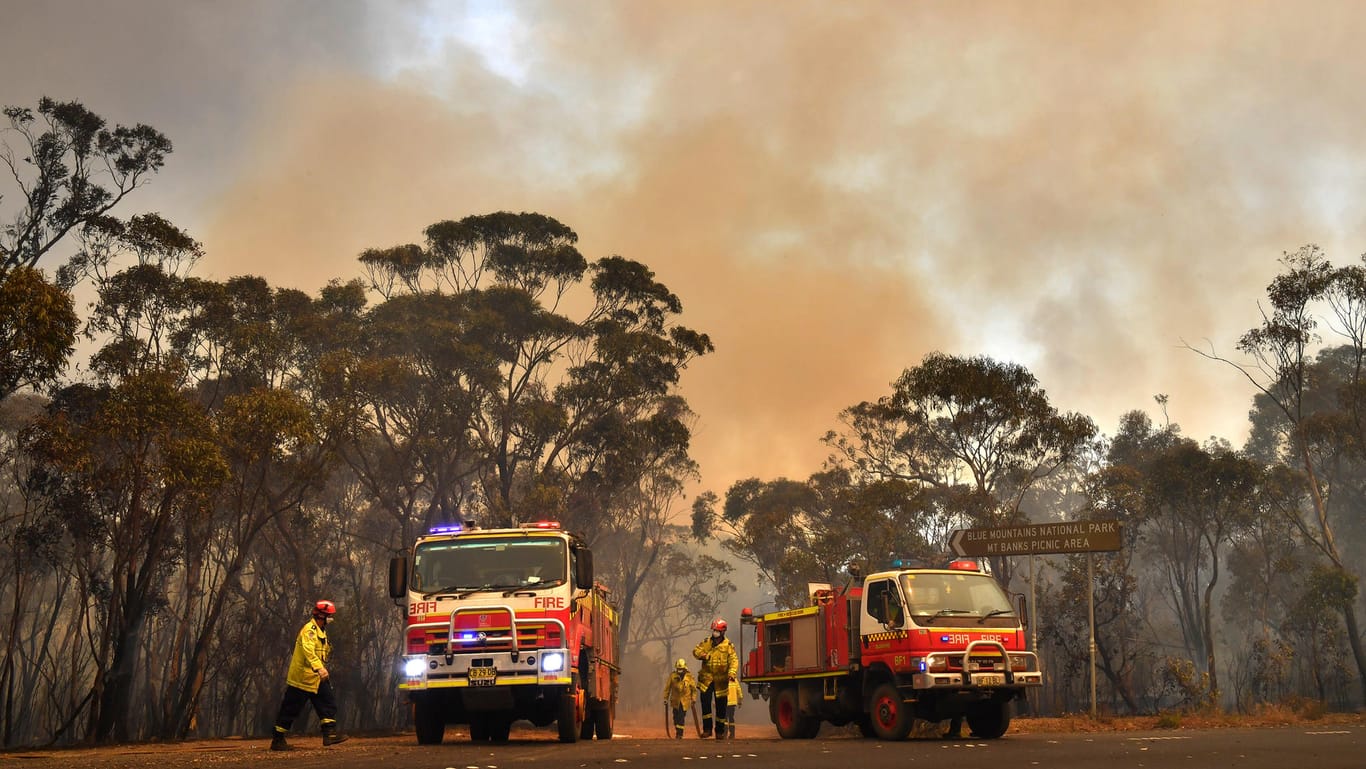 Buschbrände in Australien: Feuerwehrleute sind beim sogenannten Gospers-Mountain-Feuer im Einsatz.