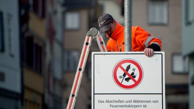 In manchen Stadtbereichen - etwa in historischen Stadtkernen - ist Feuerwerk aus guten Gründen ganz verboten. In manchen Stadtbereichen - etwa in historischen Stadtkernen - ist Feuerwerk aus guten Gründen ganz verboten.