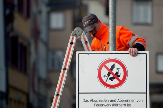 In manchen Stadtbereichen - etwa in historischen Stadtkernen - ist Feuerwerk aus guten Gründen ganz verboten. In manchen Stadtbereichen - etwa in historischen Stadtkernen - ist Feuerwerk aus guten Gründen ganz verboten.