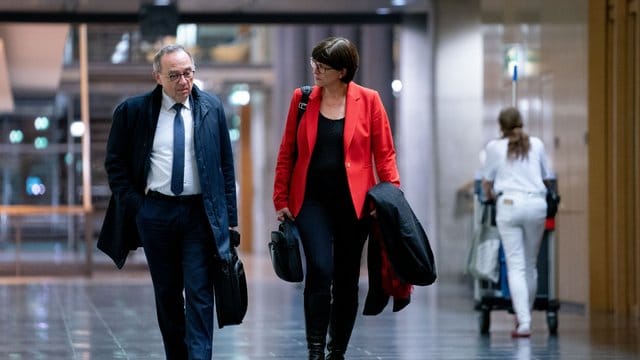 Die SPD-Bundesvorsitzenden Saskia Esken und Norbert Walter-Borjans kommen zu einem Kennlerntreffen mit den Vorsitzenden der Unions-Parteien in die Parlamentarische Gesellschaft. Die SPD-Bundesvorsitzenden Saskia Esken und Norbert Walter-Borjans kommen zu einem Kennlerntreffen mit den Vorsitzenden der Unions-Parteien in die Parlamentarische Gesellschaft.