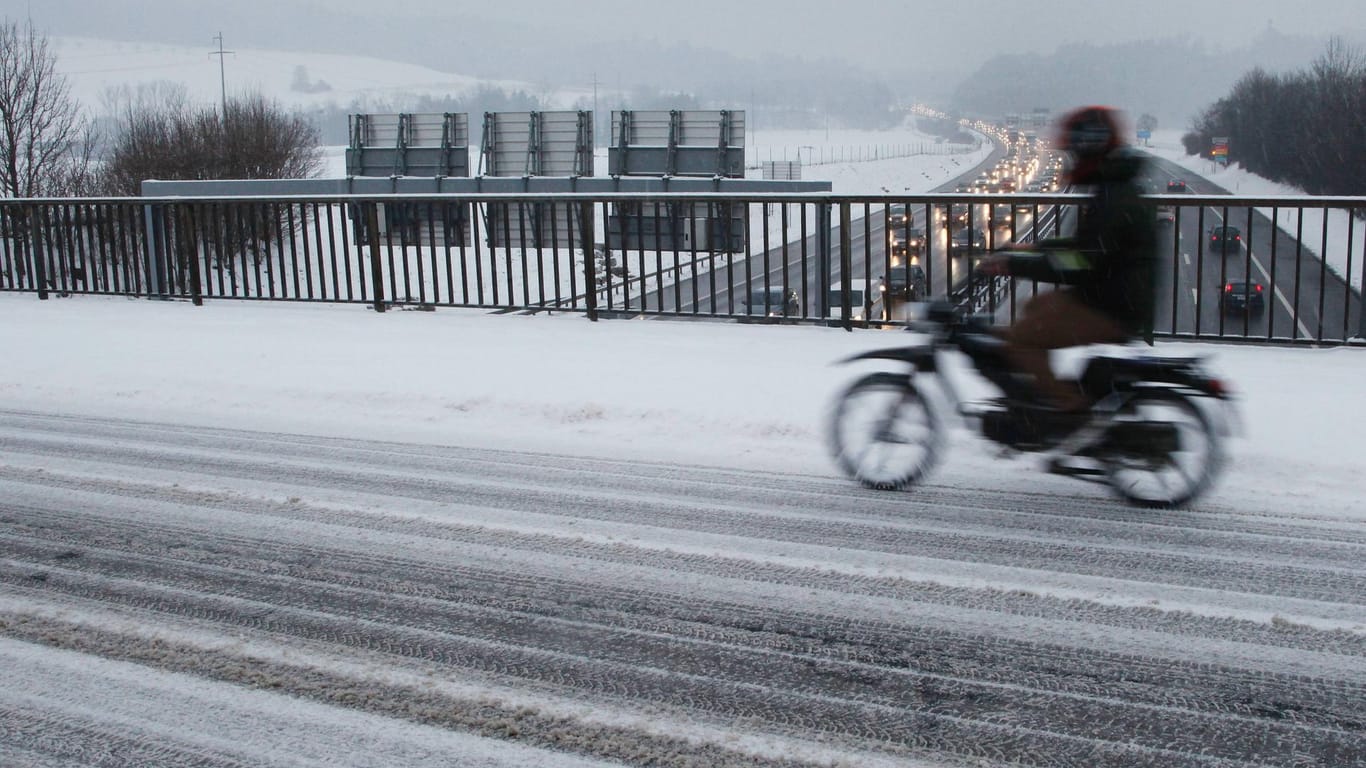 Moped auf Autobahnbrücke: Auch bei schlechten Witterungsbedingungen dürfen Sie mit Ihrem Moped nicht auf dem Fahrradweg fahren.