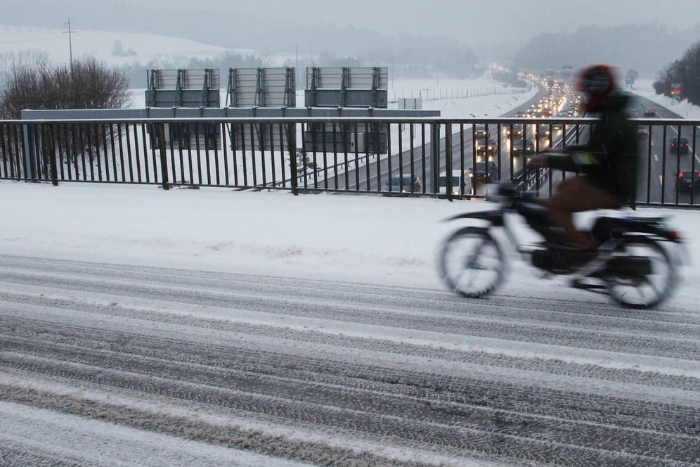 Moped auf Autobahnbrücke: Auch bei schlechten Witterungsbedingungen dürfen Sie mit Ihrem Moped nicht auf dem Fahrradweg fahren.